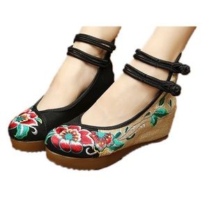 ‼️ LAST LAST‼️Embroidered Floral Wedges